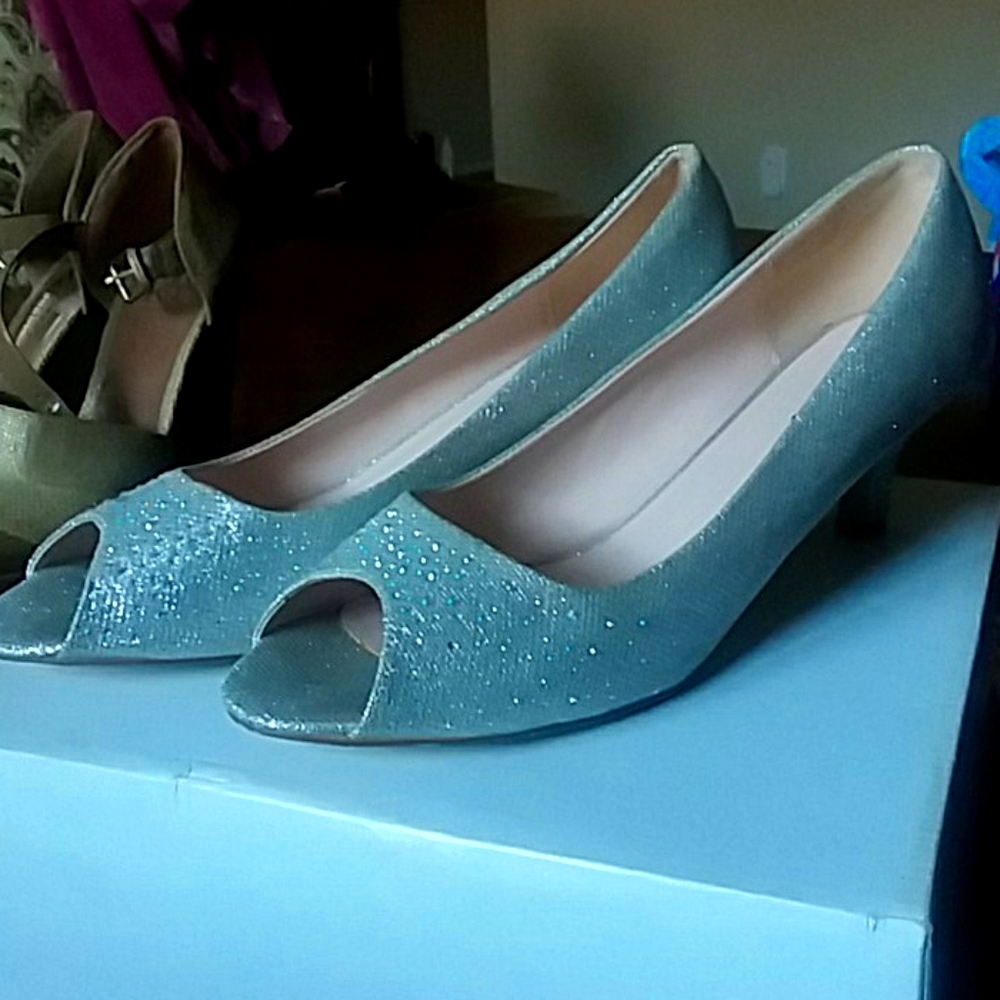 Bomnilel sz 10 silver kitten heels